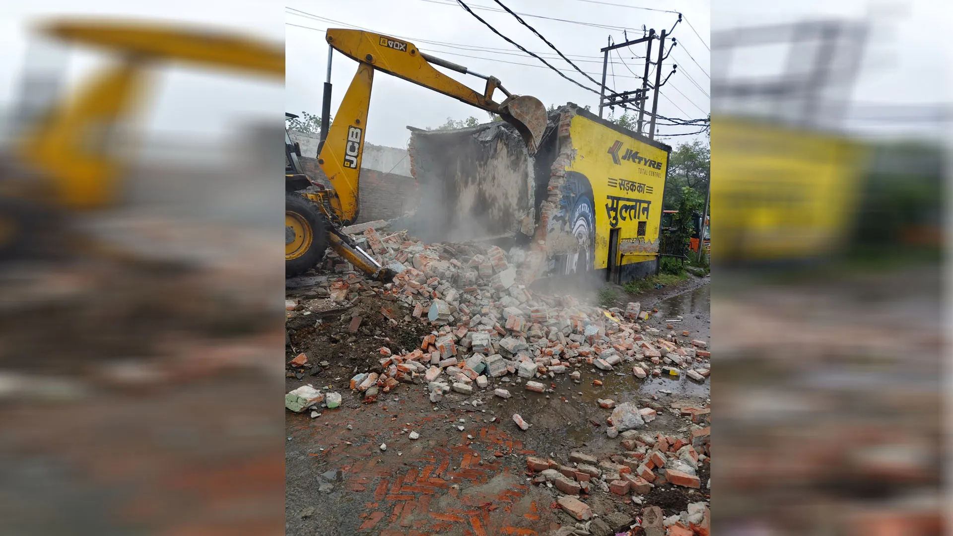 रामपुर: राधा रोड पर चली नगर पालिका की जेसीबी तो मची खलबली