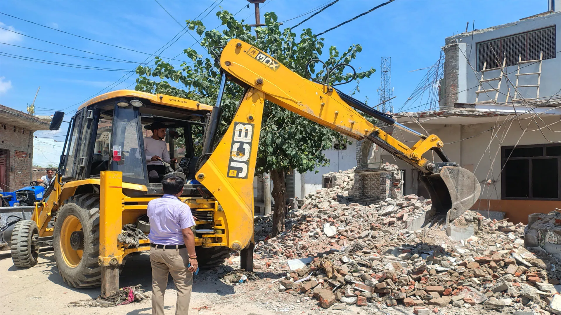 संभल: लक्ष्मणगंज में बनी मस्जिद पर चली जेसीबी...धीमी गति से चल रहा था ध्वस्तीकरण