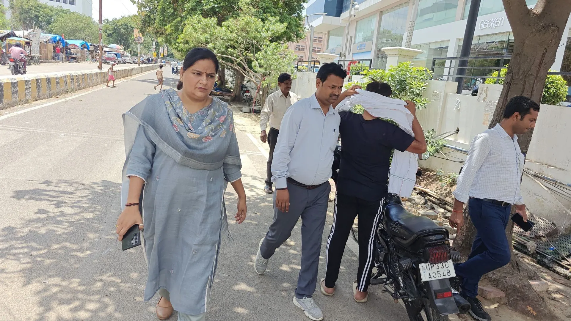 'नालों की सफाई के बाद भी कूड़ा, ढक्कन खुले' नगर आयुक्त ने देखी स्थिति, नाराजगी जताते हुए SFI को दिए सफाई के निर्देश