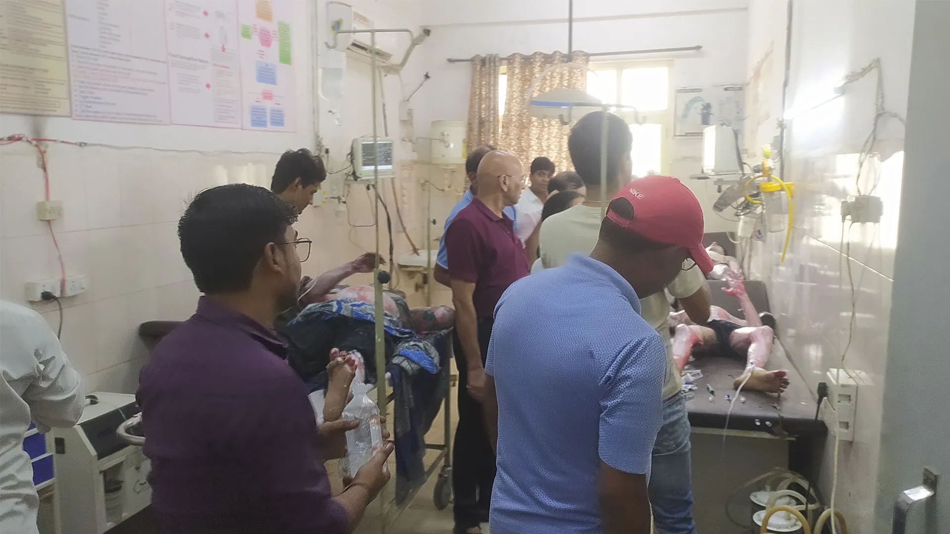 कासगंज:  खाना बनाते वक्त गैस सिलेंडर मे लगी आग...तीन लोग गंभीर रूप से झुलसे