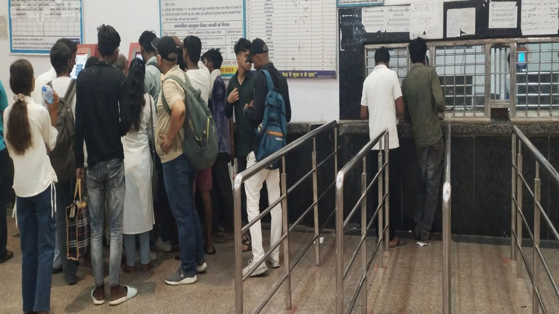 लखीमपुर खीरी: ट्रेन आई मगर टिकट विंडो बंद...रेलवे कर्मियों की मनमानी से यात्री परेशान