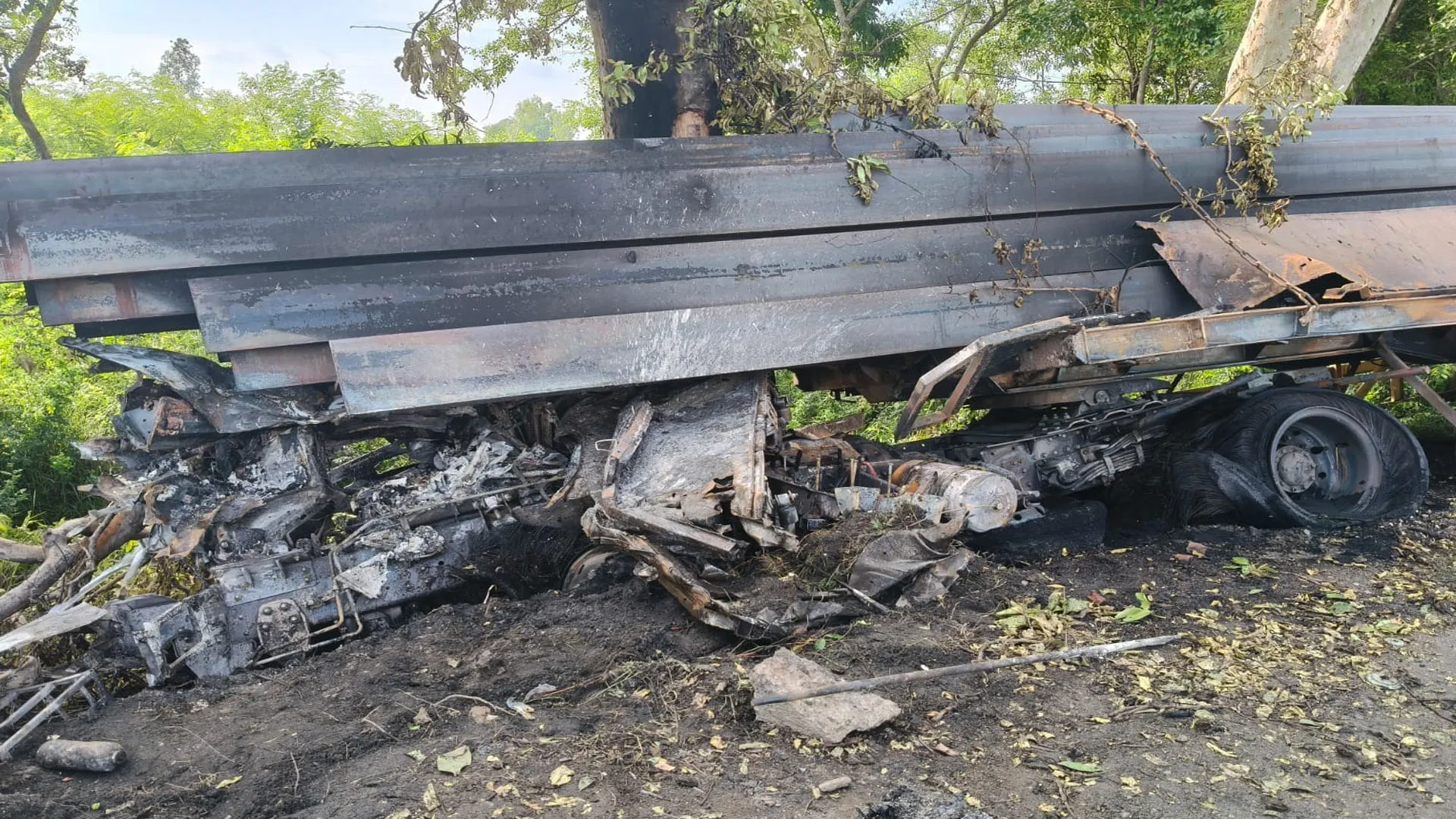 Bareilly: ट्रक के केबिन में जिंदा जला ड्राइवर...पेड़ से टकराकर हुआ दर्दनाक हादसा