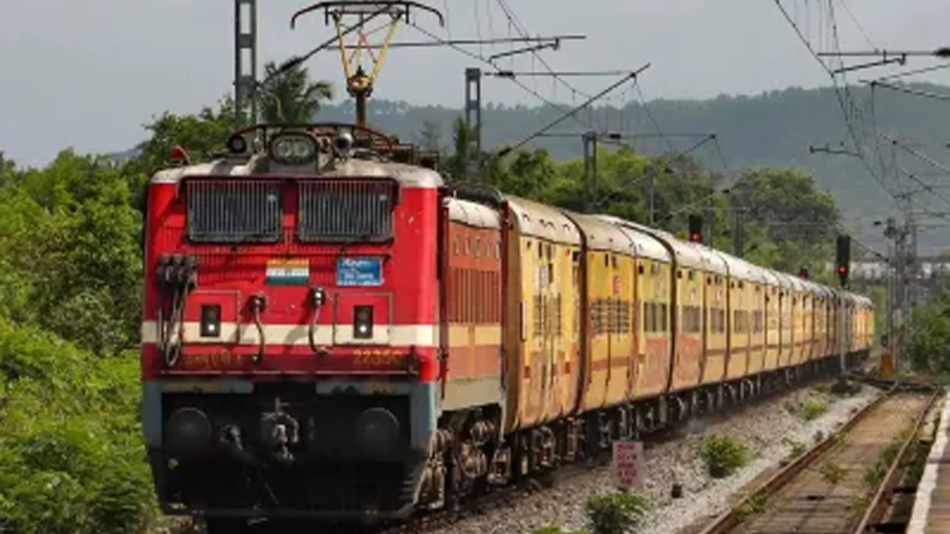 Train Cancelled Update: रेलवे ने यात्रियों को दिया बड़ा झटका, अगले दो महीनों तक इस रूट से चलने वाली कई ट्रेनें रद्द, देखें लिस्ट