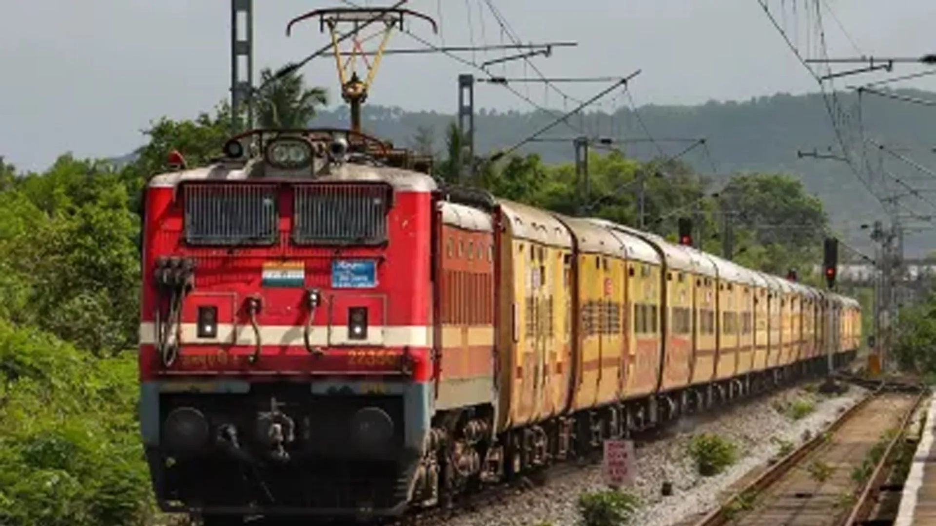 यात्रीगण कृपया ध्यान दें... शताब्दी एक्सप्रेस समेत कई ट्रेनों के बदले मार्ग, देखें लिस्ट