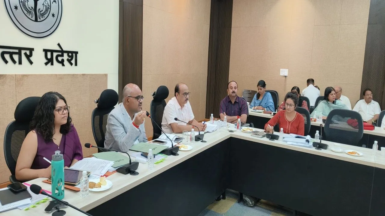 डीएम ने सीएमओ को बैठक से उठाया... कहा- अगर फेक ऑडियो है तो पहले जाएं एफआईआर दर्ज कराएं