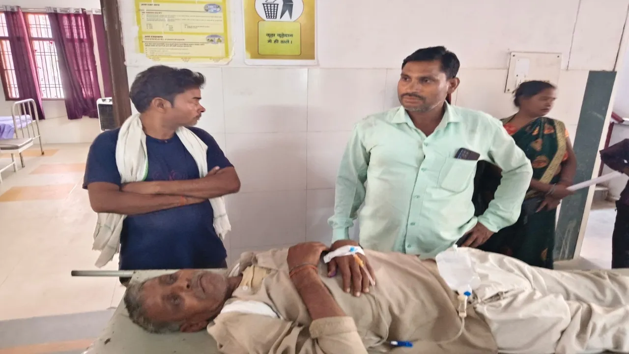 संयुक्त चिकित्सालय में बड़ी लापरवाही : घायल के पेट पर ग्लूकोज बोतल रख चढ़ाते रहे ड्रिप, वीडियो वायरल 