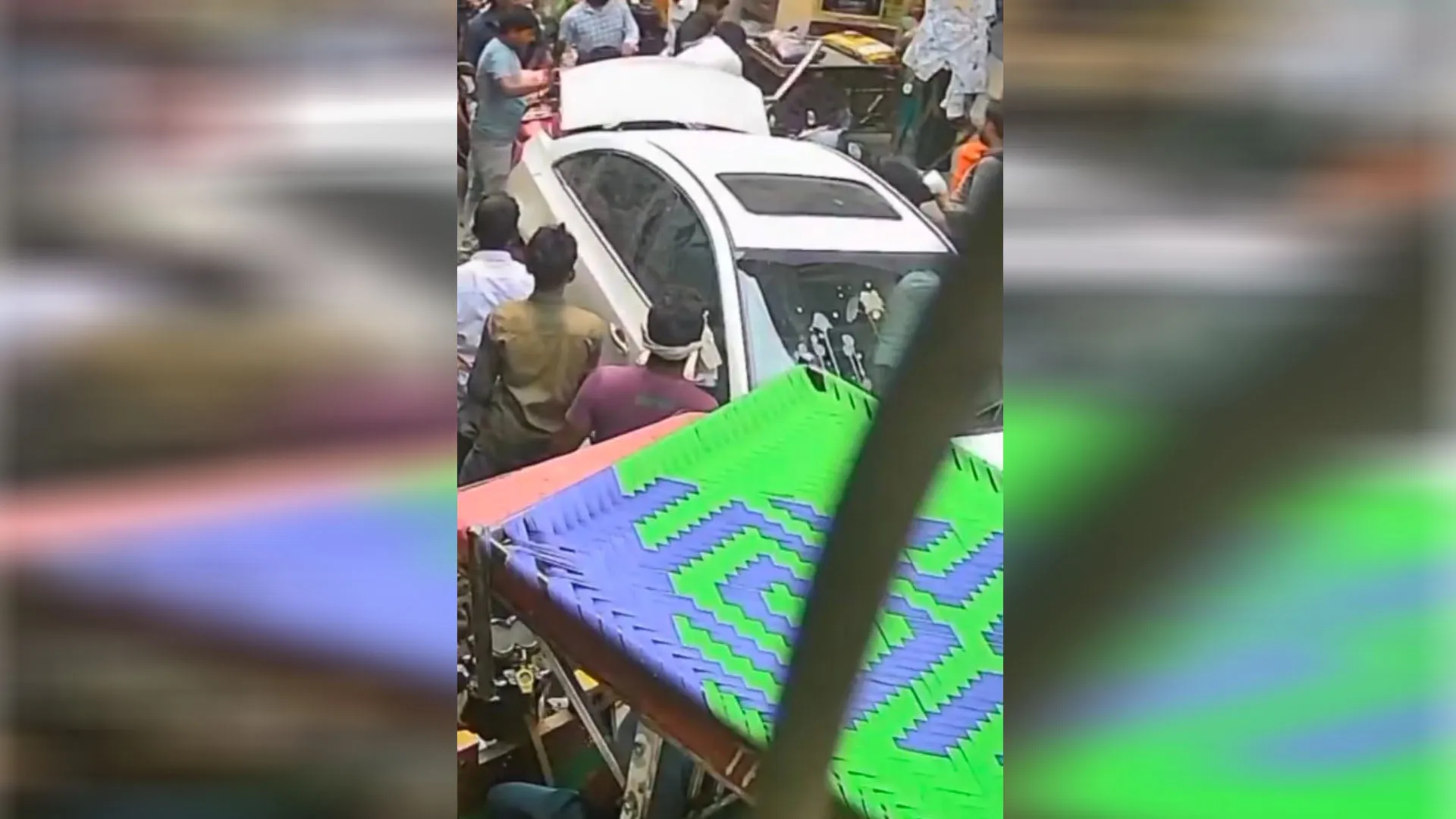 कासगंज: कार सवारों की दबंगई का वीडियो वायरल...बाइक में जमकर की तोड़फोड़