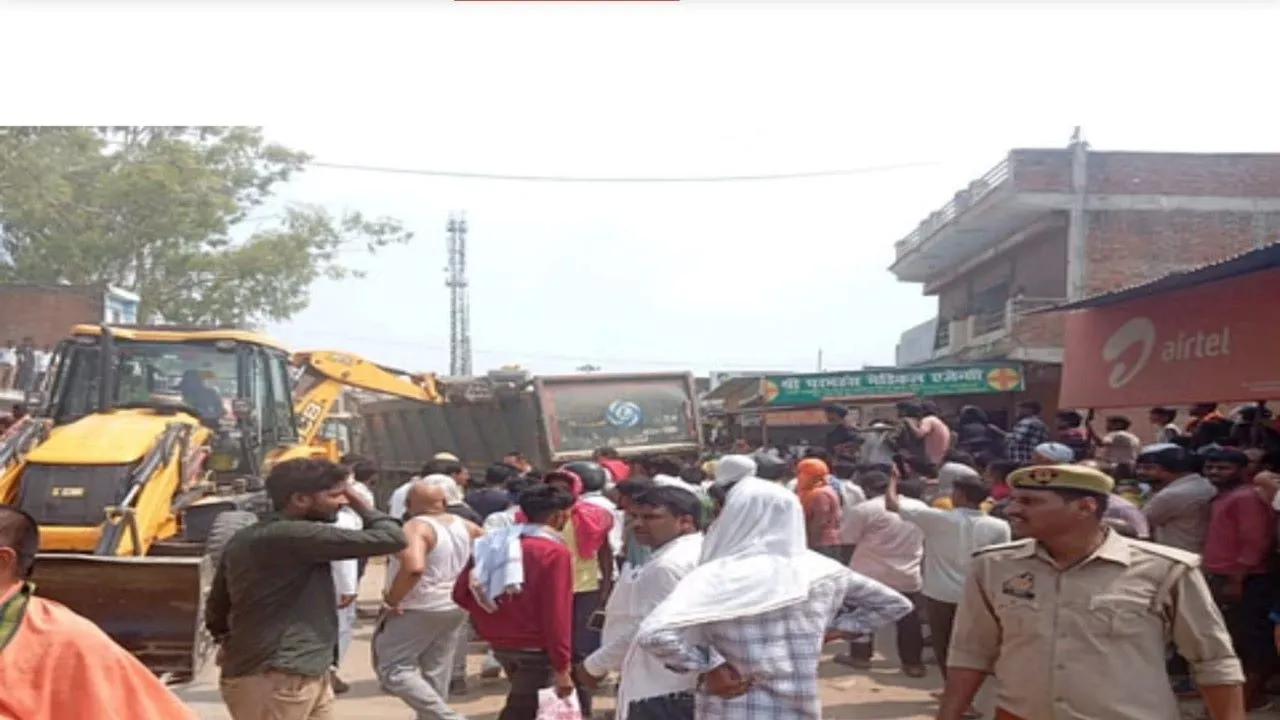 प्रयागराज: अनियंत्रित डंपर ऑटो रिक्शा पर पलटा, तीन की मौत, तीन घायल