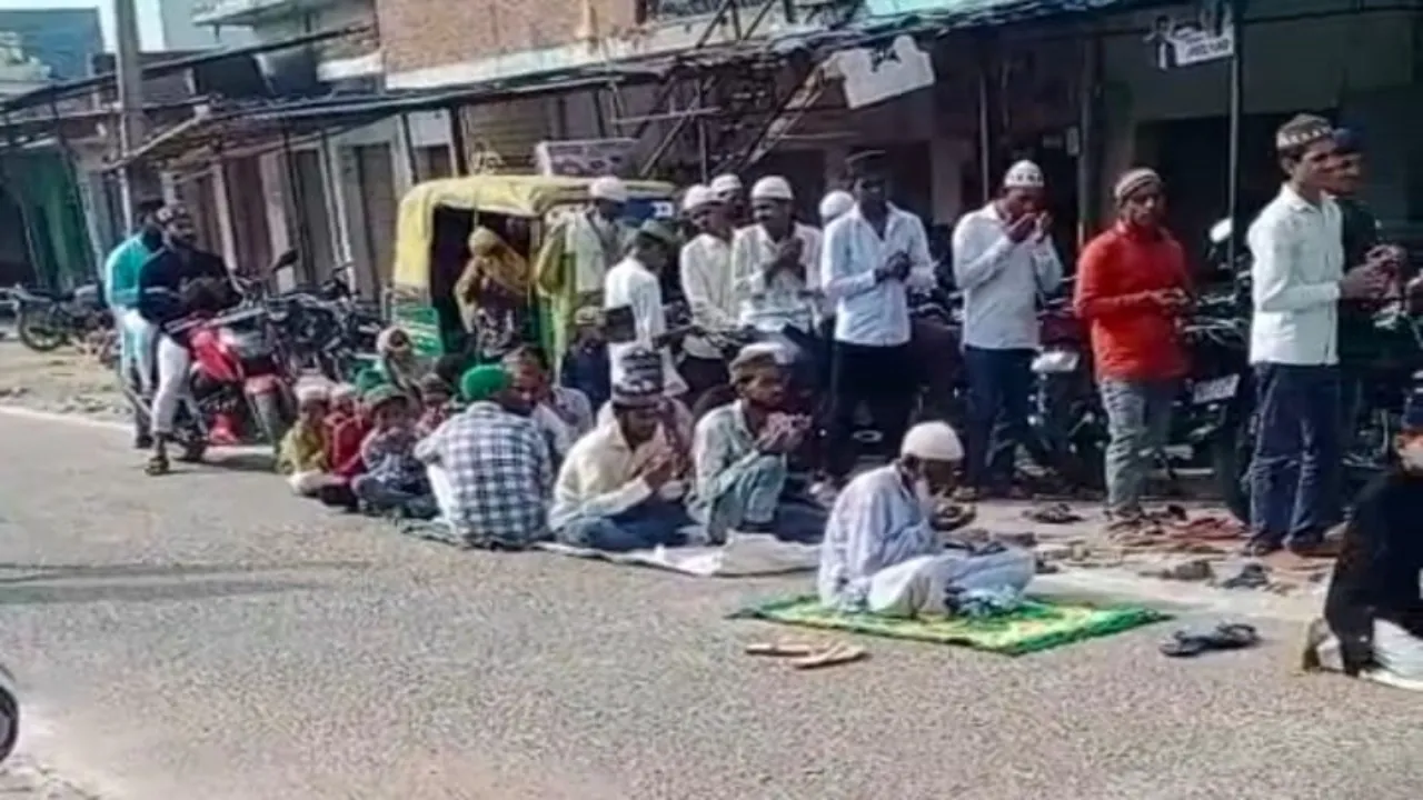 Eid-ul-Azha 2025 : बिनावर में ईद उल अजहा के मौके पर सड़क पर नमाज पढ़ने का विवाद
