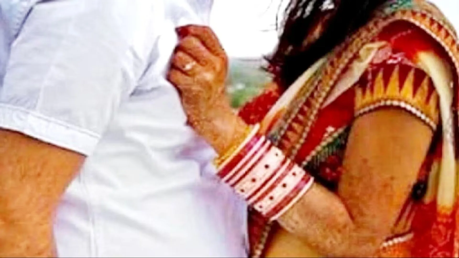 Bareilly: पहले पत्नी नहीं डालती थी घास...अब पति अधिकारी बना तो दोबारा रहना है साथ