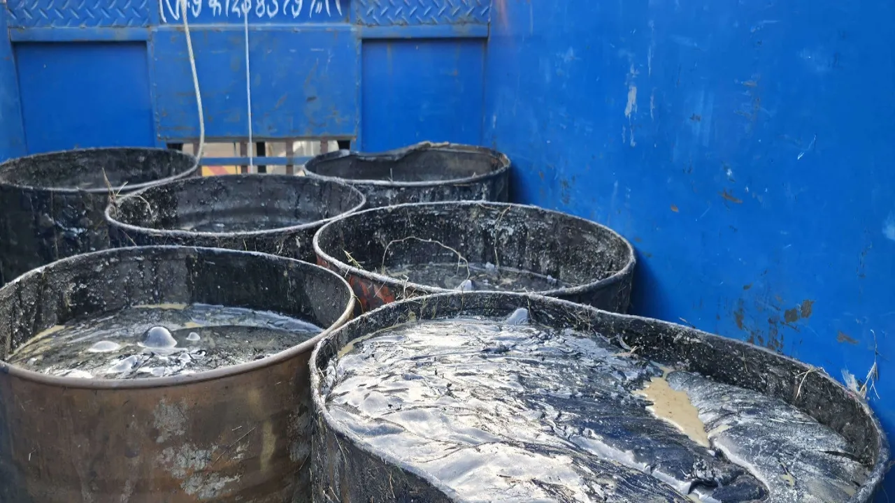 पीलीभीत : PWD के बंद गोदाम से निकल रहा कोलतार, जिम्मेदारों के अपने-अपने तर्क...सब कुछ गोलमाल!