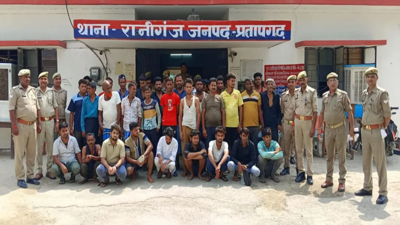 प्रतापगढ़ : क्रिकेट खेलने के विवाद के बीच पुलिस पर पथराव, 34 गिरफ्तार