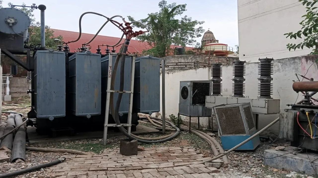 प्रयागराज में ट्रांसफार्मर को बचाने के लिए कूलर लगाए गए