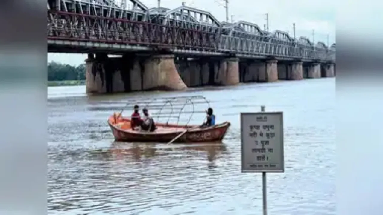 Prayagraj : मानसून की बारिश ने बढ़ाया गंगा का जलस्तर, प्रयागराज में अलर्ट