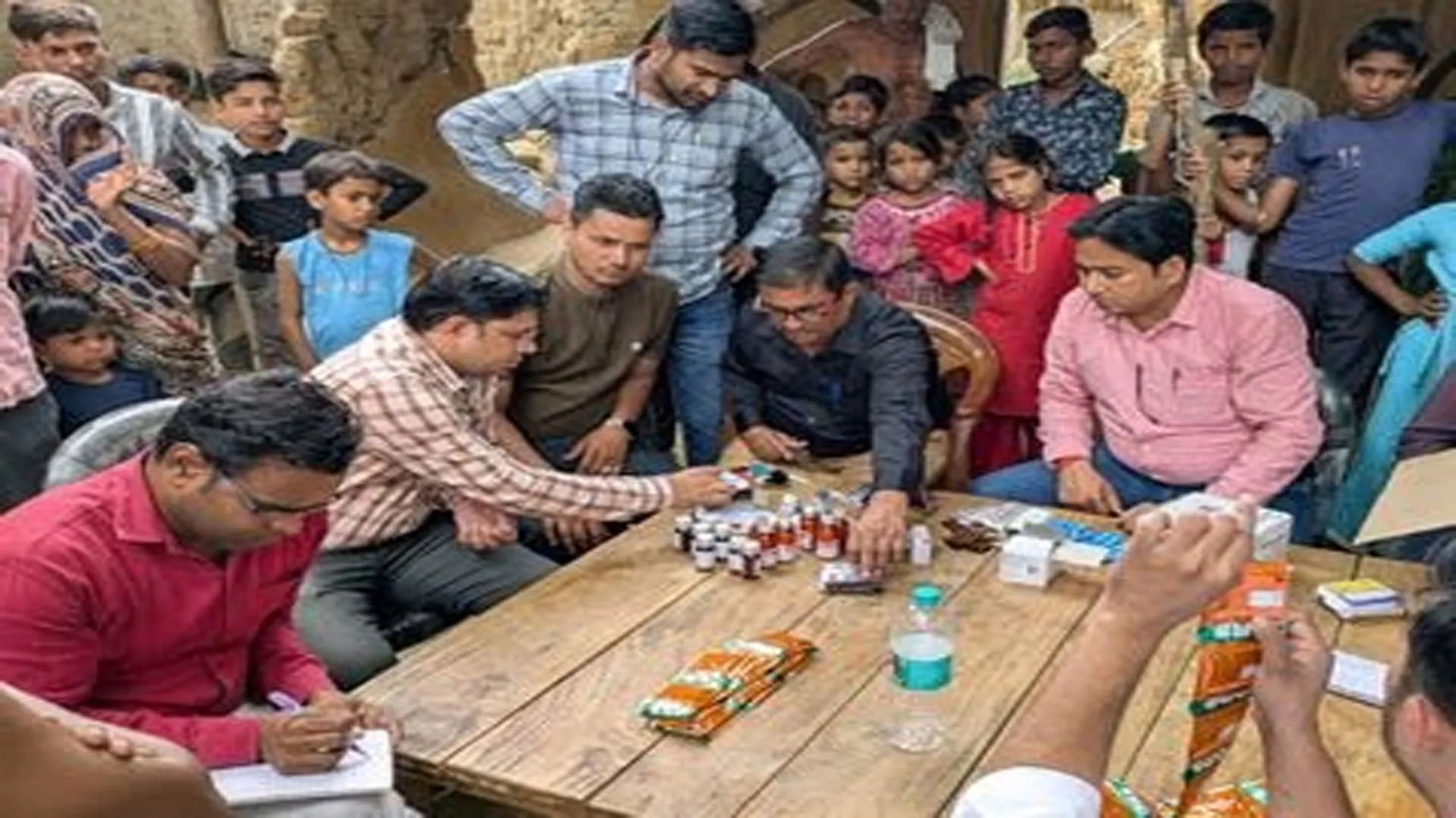 कासगंज: तेरहवीं का खाना खाने से 104 लोग बीमार, स्वास्थ्य विभाग ने किया कैंप लगाकर इलाज