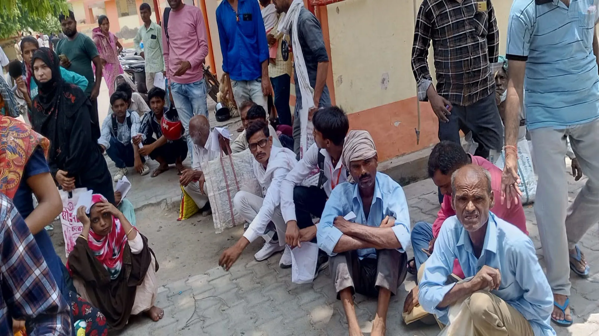 बदायूं: बिजली कटौती से हाहाकार ! ब्लड टेस्ट कराने को मरीज परेशान...लैब भी पड़ी रही बंद