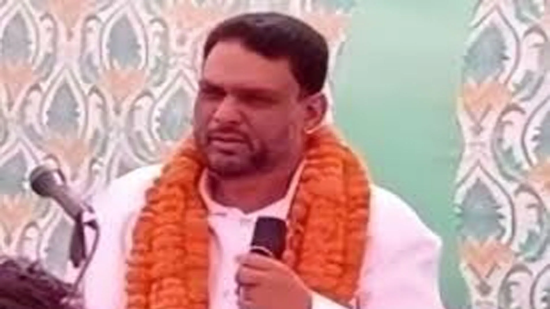 बदायूं: 'नेता बनने का शौक है तो बनवारी सिंह की चौखट को करना पड़ेगा सलाम'