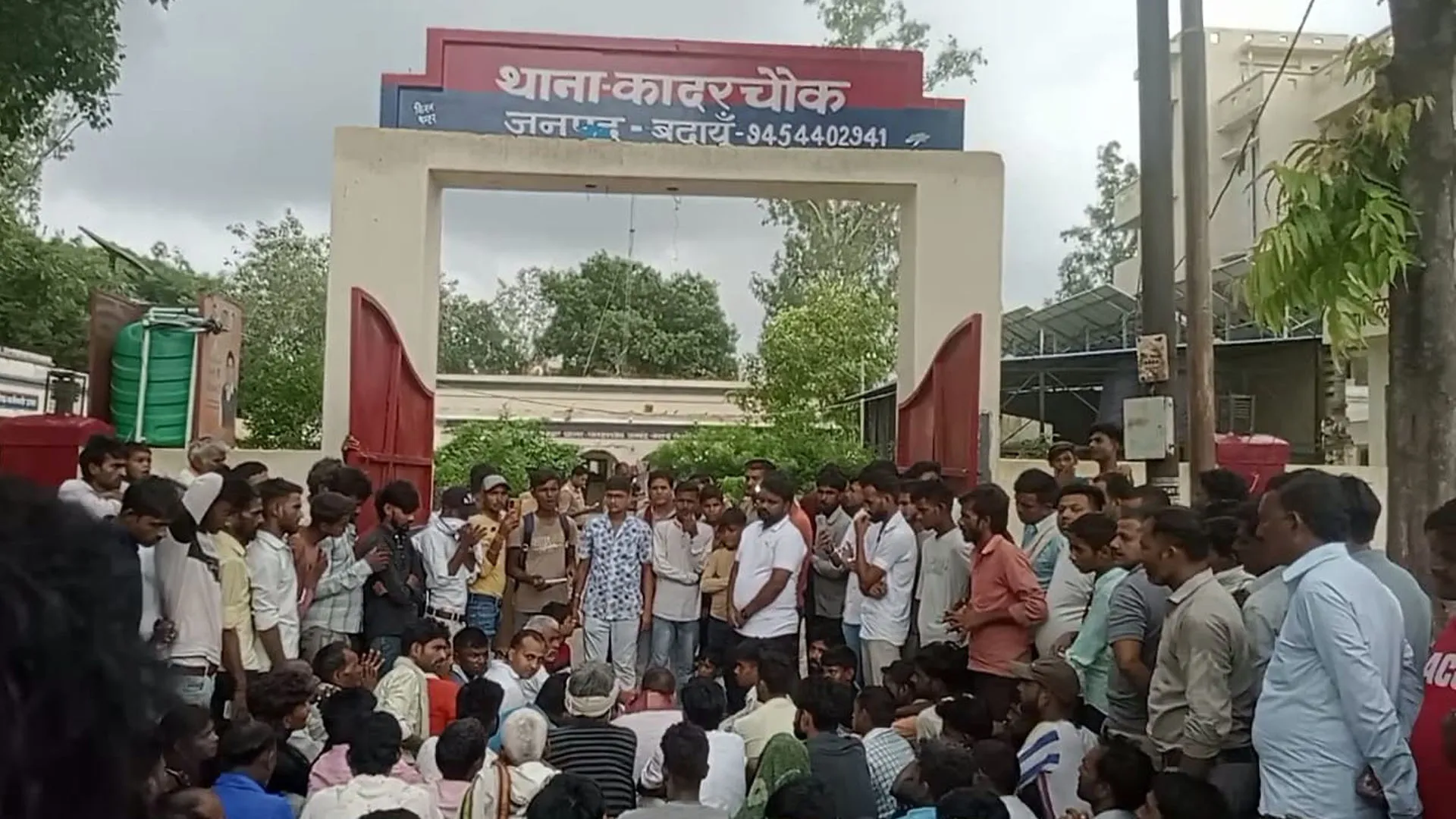 बदायूं: किशोरी का अपहरण करके ले गया युवक, हिंदू संगठनों ने किया प्रदर्शन