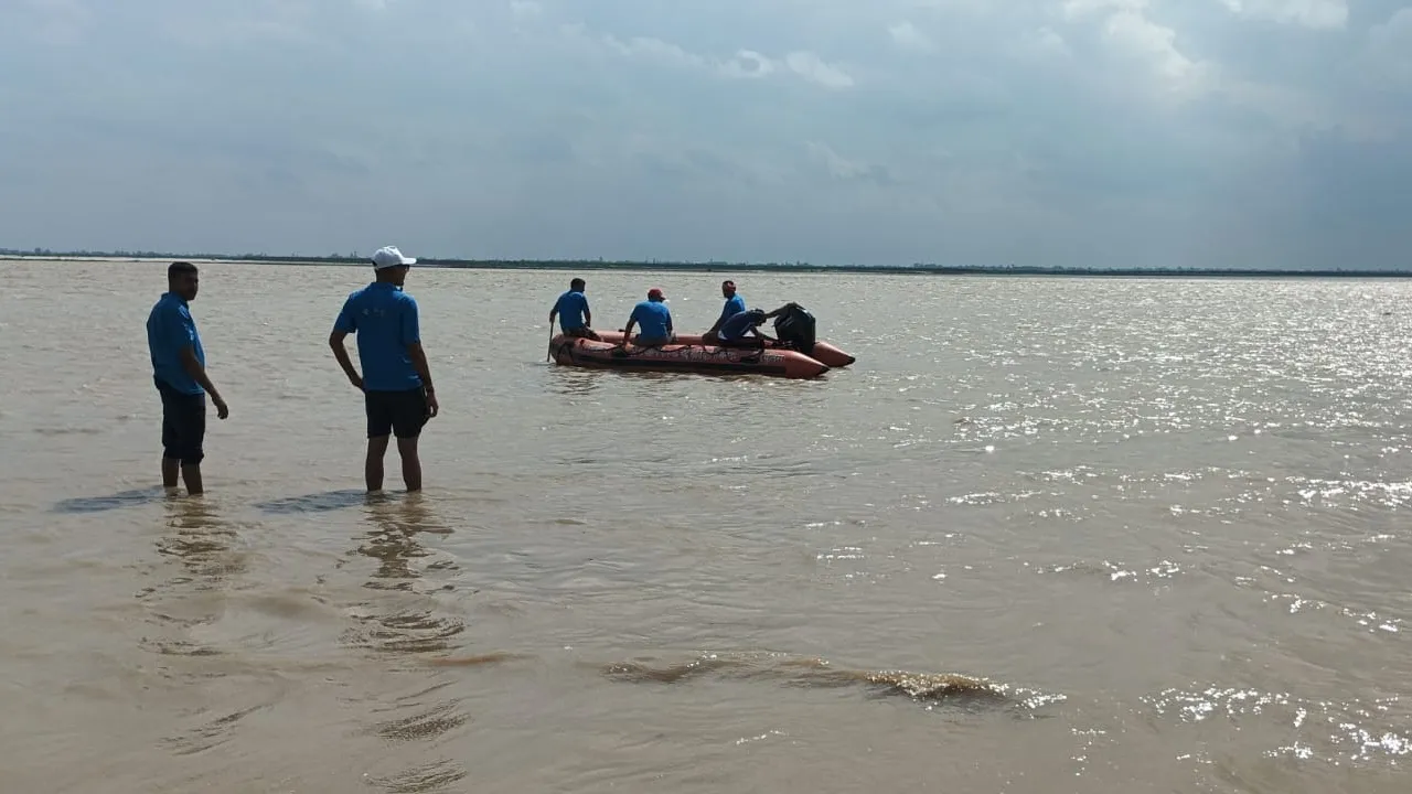 Mockdrill : दो घंटे में गांव की ओर बढ़ा बाढ़ का पानी, रेस्क्यू टीम ने ग्रामीणों की बचाई जान