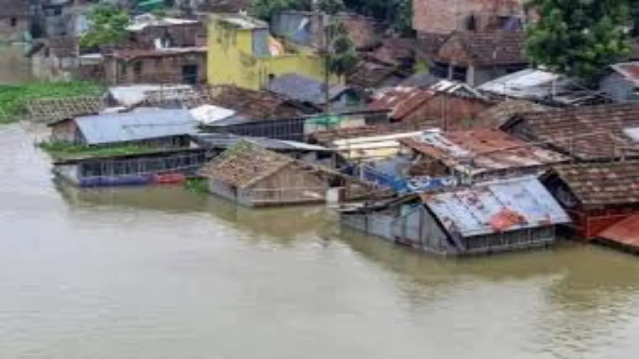 Possibility of potential flooding : डीएम ने ग्रामीणों को दिया भरोसा, समय रहते पूरे होंगे सारे इंतजाम
