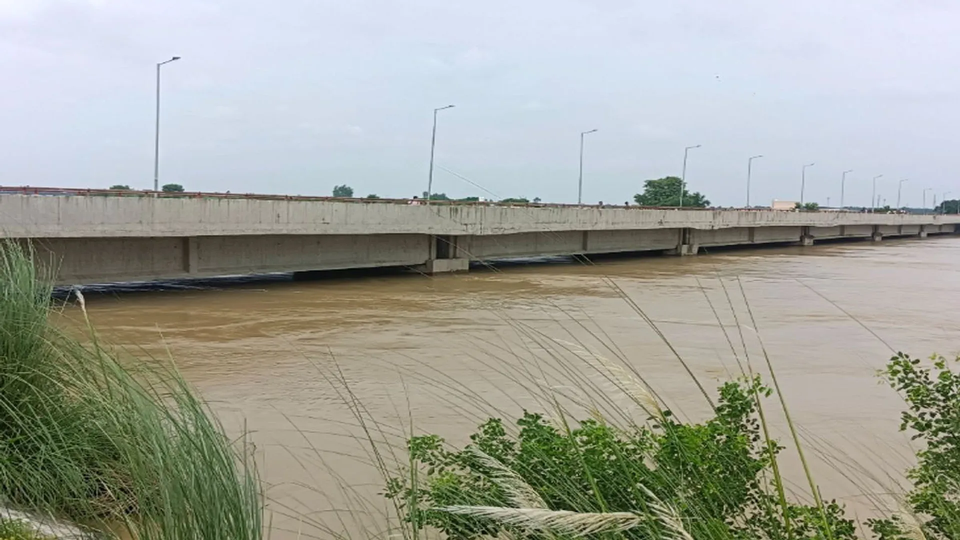 शाहजहांपुर: मानसून आने को और बाढ़ से बचाव की तैयारियां अधूरी