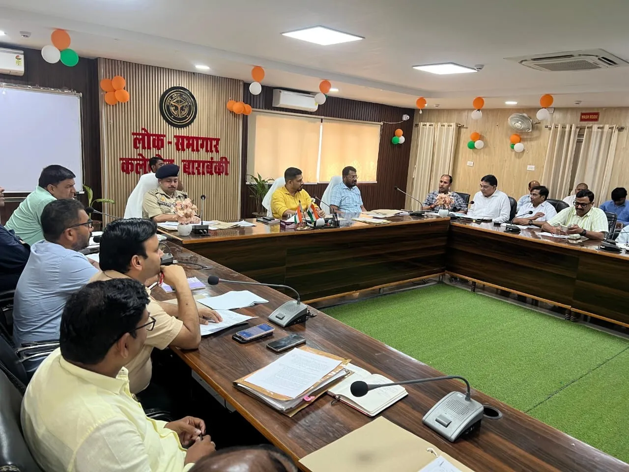 डीएम का निर्देश :  बसें केवल निर्धारित स्टॉप पर रुकें, वन-वे व्यवस्था का कड़ाई से हो पालन