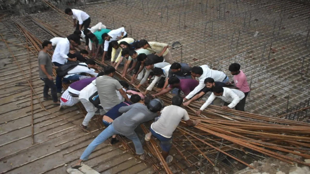 बाराबंकी में पुल निर्माण में लापरवाही, नाबालिग मजदूर काम करते मिले