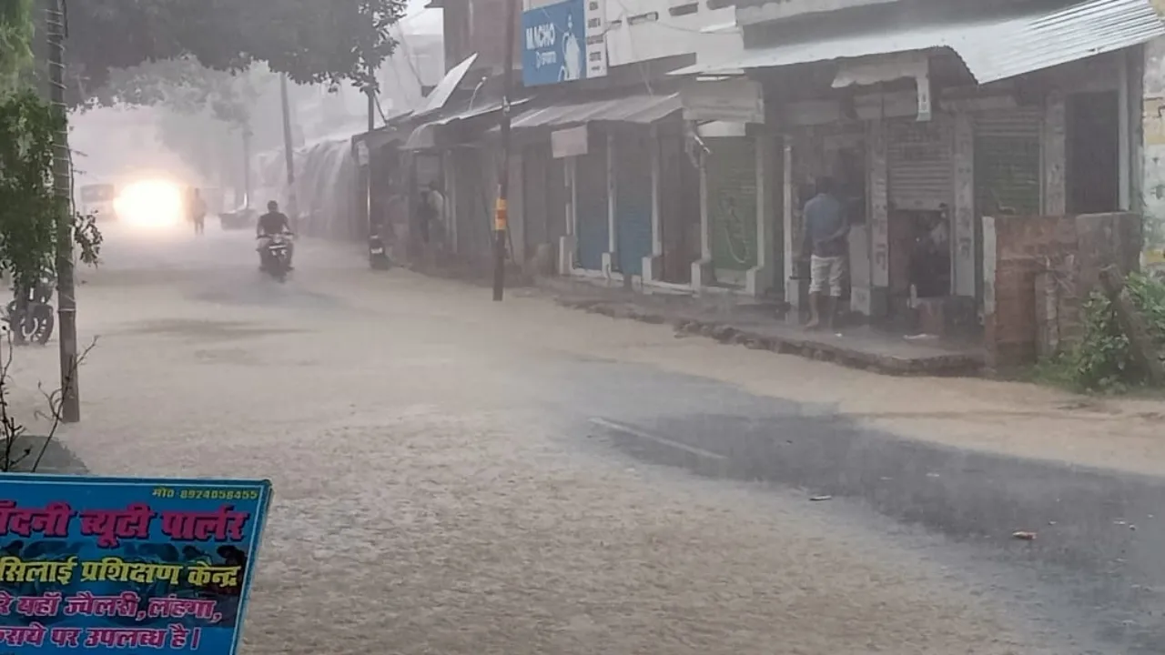 जमकर बरसे मेघा, खिल गए चेहरे पूरी हुई मुराद : बारिश के मिश्रित रूप से उमस के तेवर पड़े ठंडे