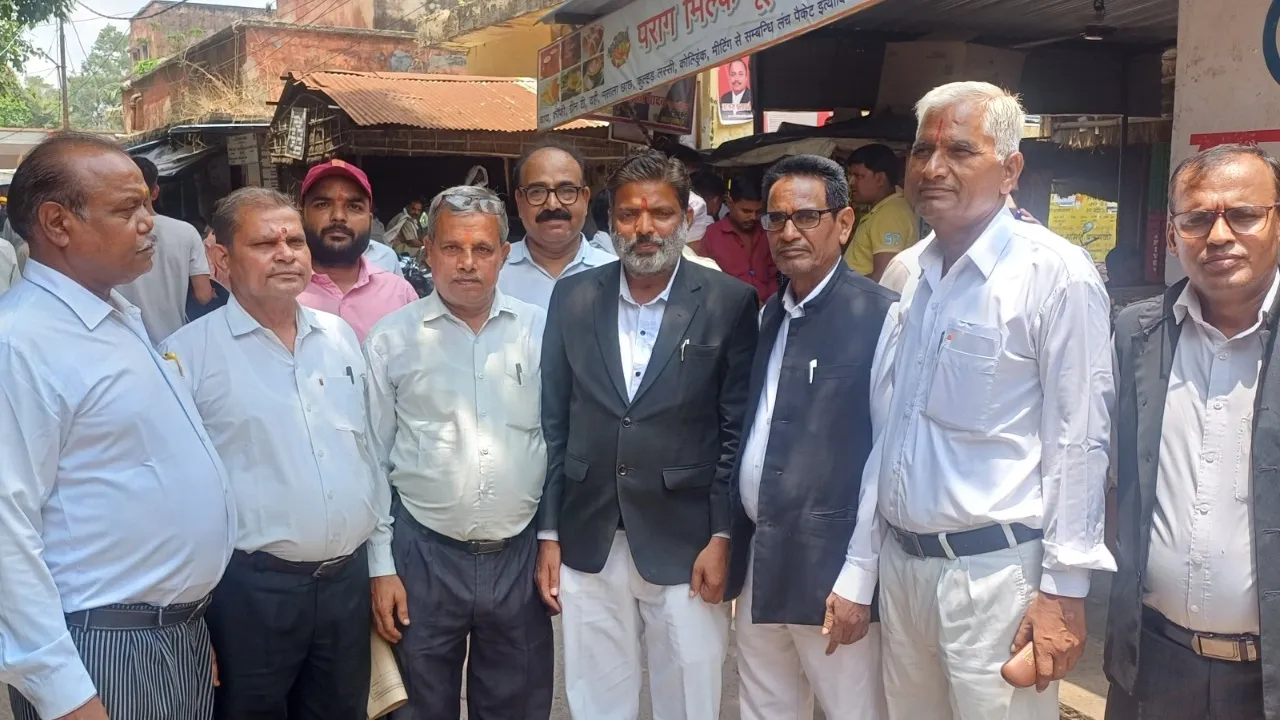 बाराबंकी : सब रजिस्ट्रार के खिलाफ वकीलों की नाराजगी बढ़ी, डीएम से मिले