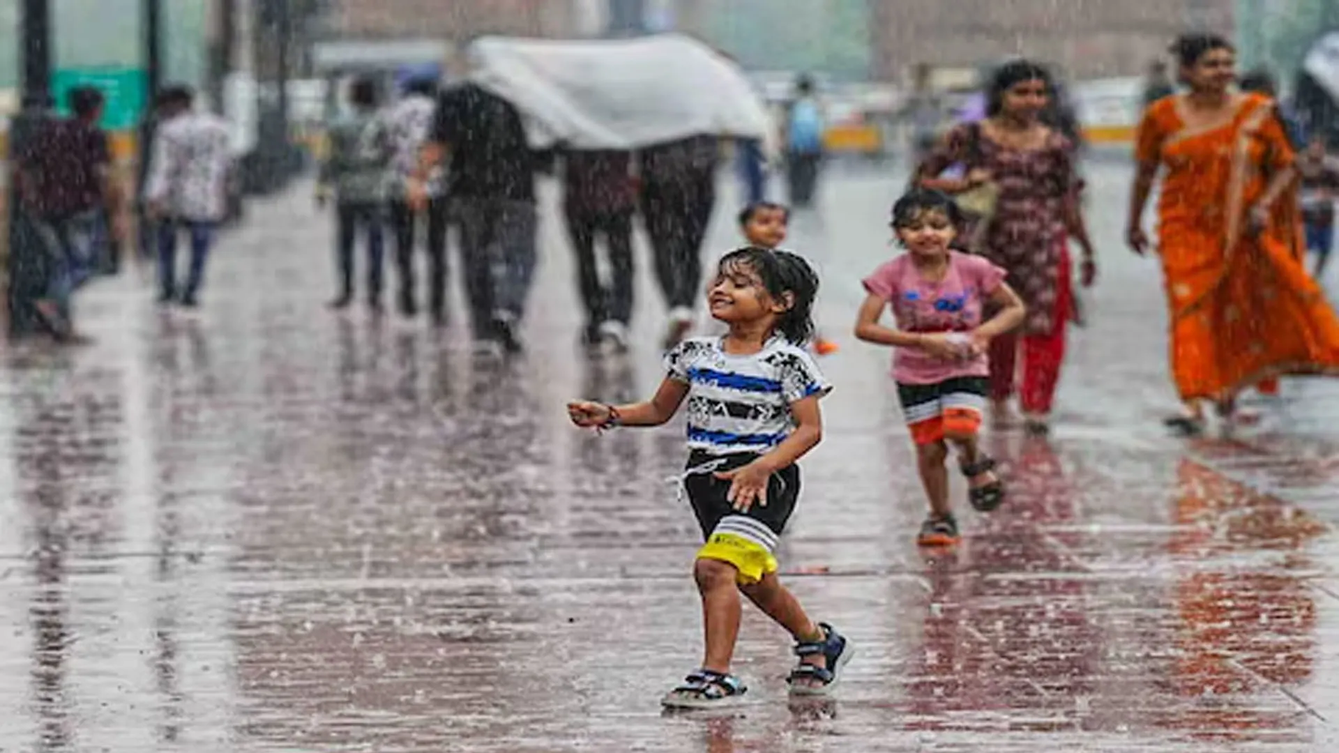 बदायूं: दिन भर उमस के बाद हुई झमाझम बारिश...लोगों को गर्मी से मिली राहत 