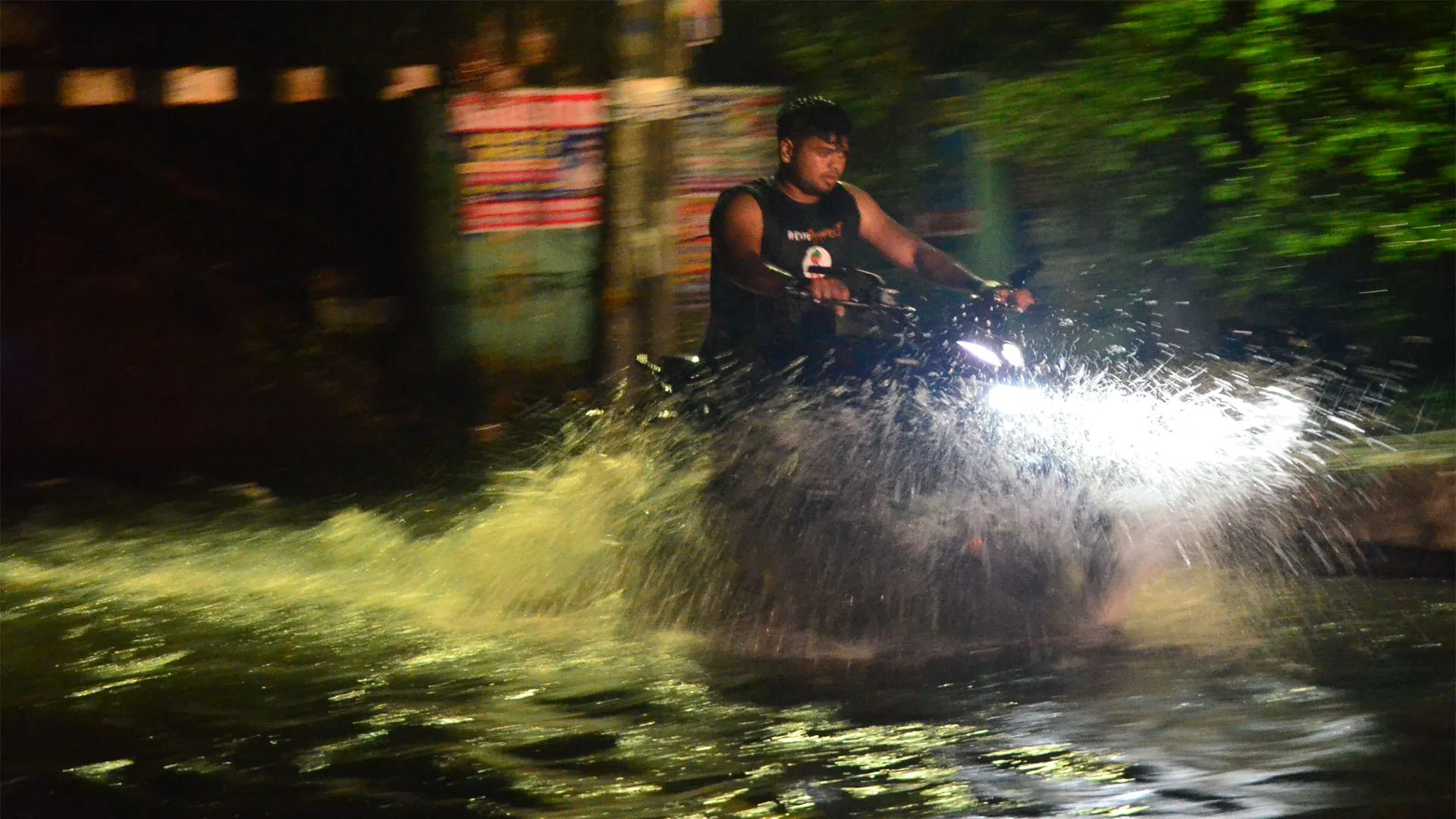 Bareilly: मानसून की पहली बारिश में डूबा शहर, सुभाषनगर पुलिया में गिरते, बचते निकले लोग