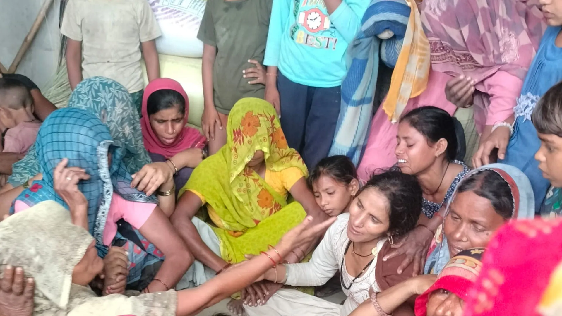 संभल: आकाशीय बिजली गिरने से युवती की  मौत, तीन गंभीर घायल