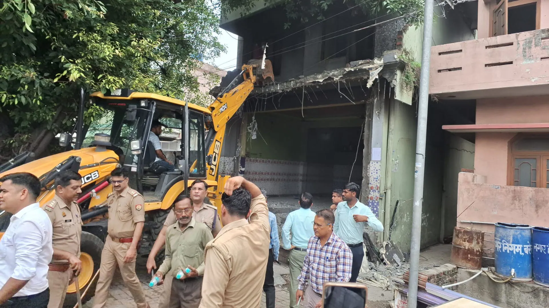 बरेली : गौ-तस्करी के आरोपी जुबैर के मकान पर चला बीडीए का बुलडोजर 