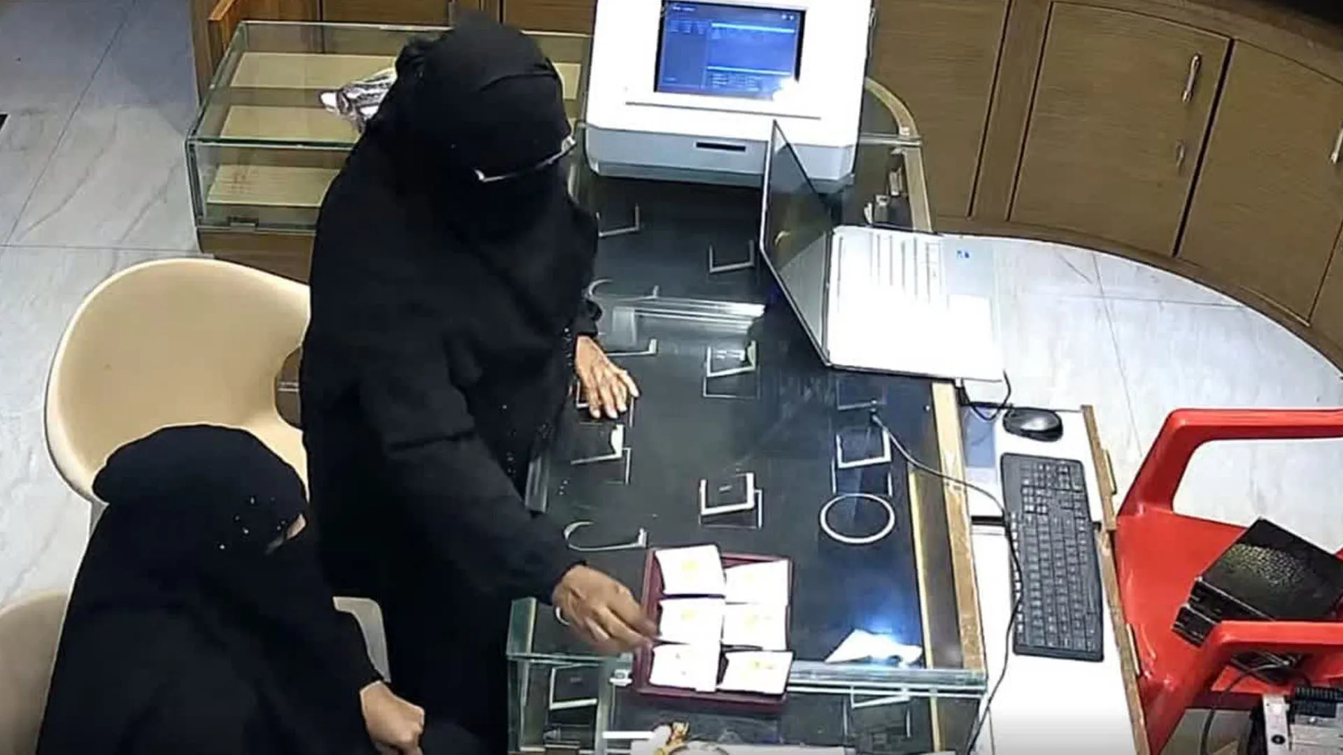 अमरोहा: बुर्का पहनकर आईं महिलाएं...तीन लाख की चूड़ियां लेकर फरार