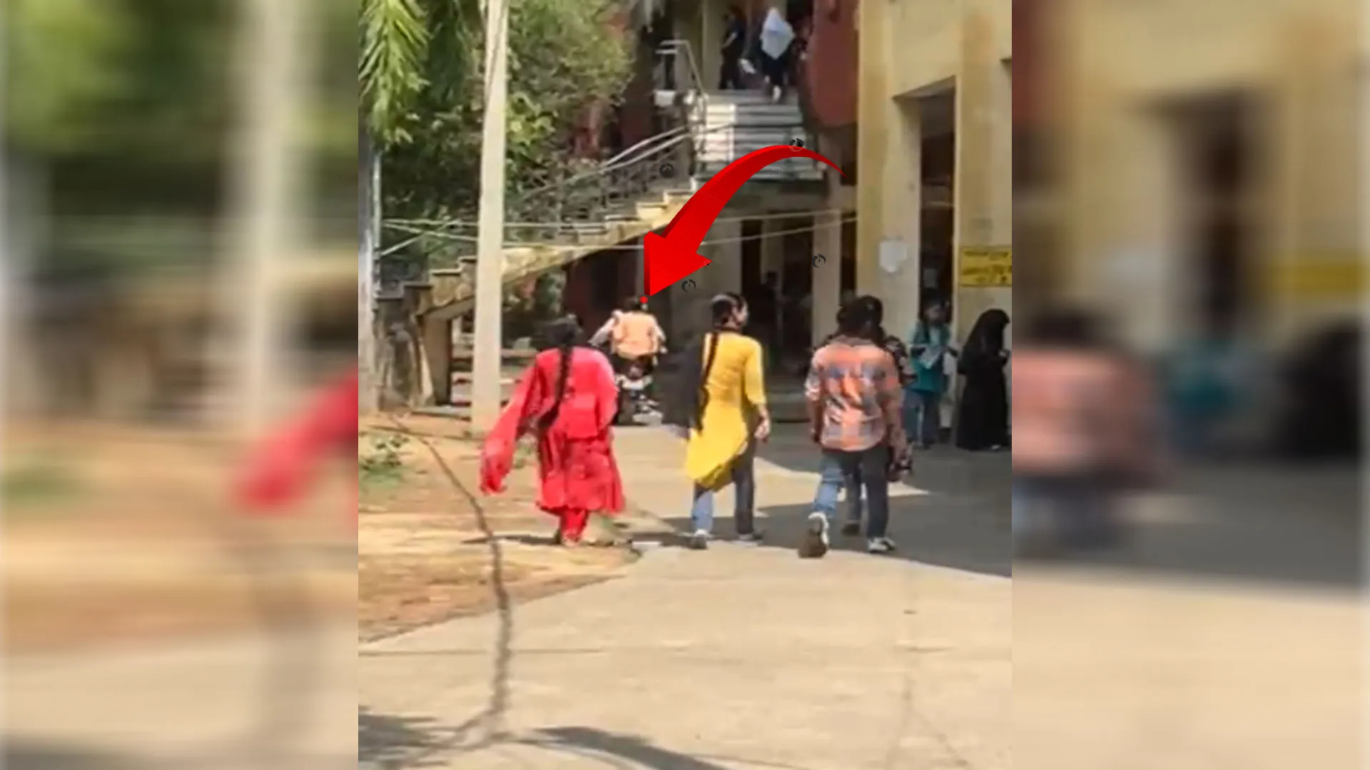 Bareilly: परीक्षा कक्ष के बाहर गूंजी बुलेट की धक-धक...छात्रा को छोड़ने पहुंचे छात्र नेता का वीडियो वायरल