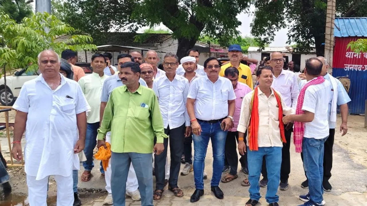 प्रतापगढ़ : सोशल मीडिया पर अभद्र टिप्पणी से आक्रोश, थाने का घेराव