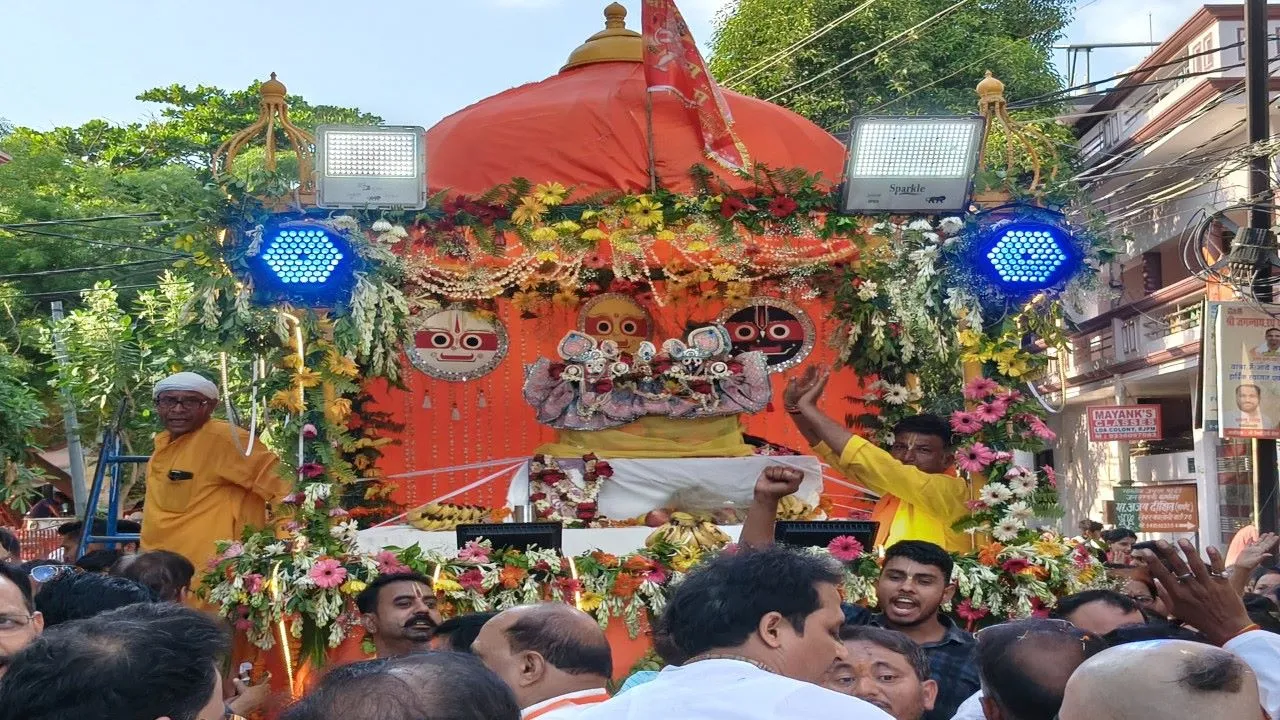 लखनऊ में भगवान जगन्नाथ की रथ यात्रा का भव्य आयोजन, बड़े भाई बलराम और बहन सुभद्रा भी रथ पर सवार, हजारों श्रद्धालुओं ने लिया हिस्सा