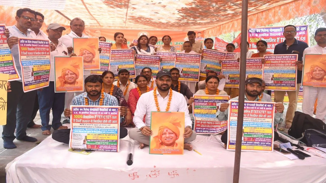 लखनऊ : आंदोलनरत शिक्षामित्रों ने शुरू की भूख हड़ताल, कहा- हालत बिगड़ती है तो सरकार होगी जिम्मेदार