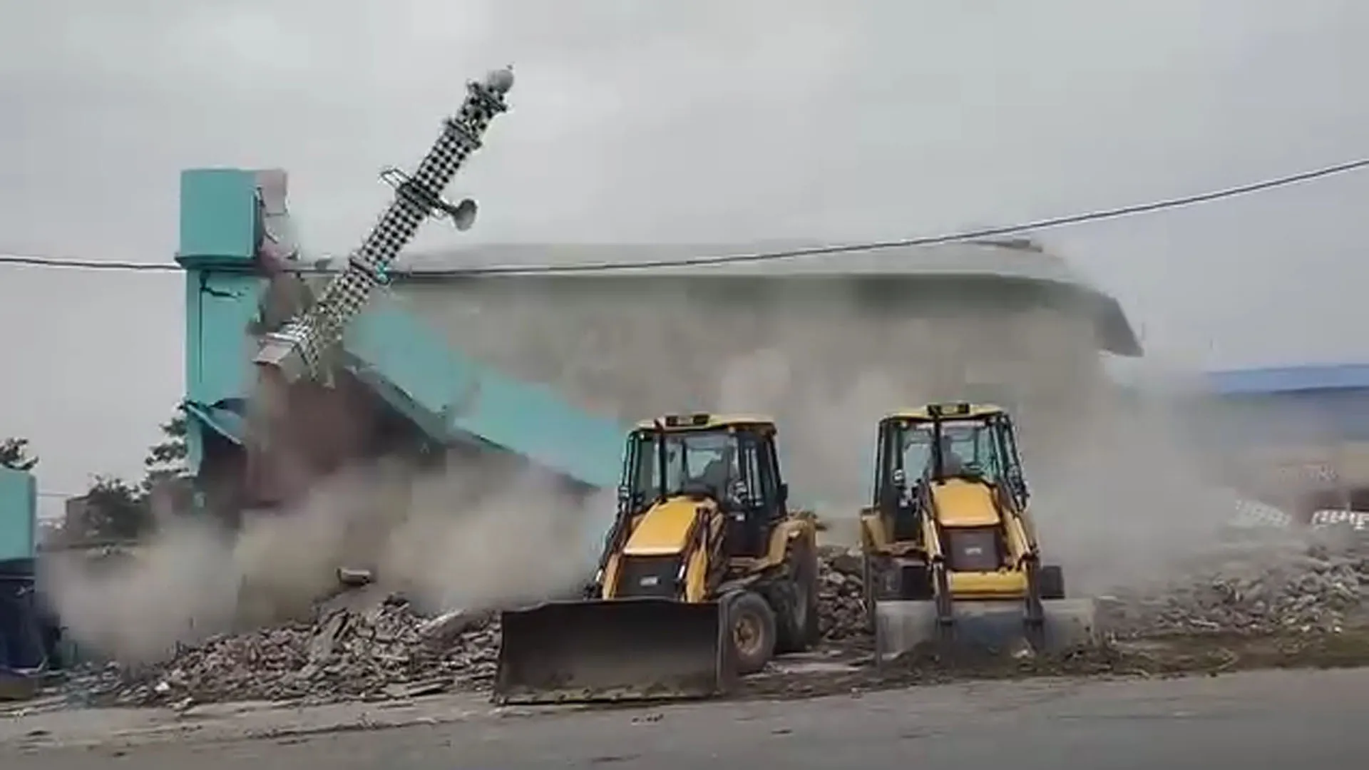 रामपुर: पटवाई में अवैध मस्जिद, मजार और थाने की दीवार पर चला बुलडोजर