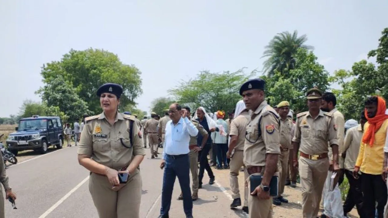 महोबा में भीषण सड़क हादसा : ईको कार और बाइक में जोरदार टक्कर होने से पांच की मौत  