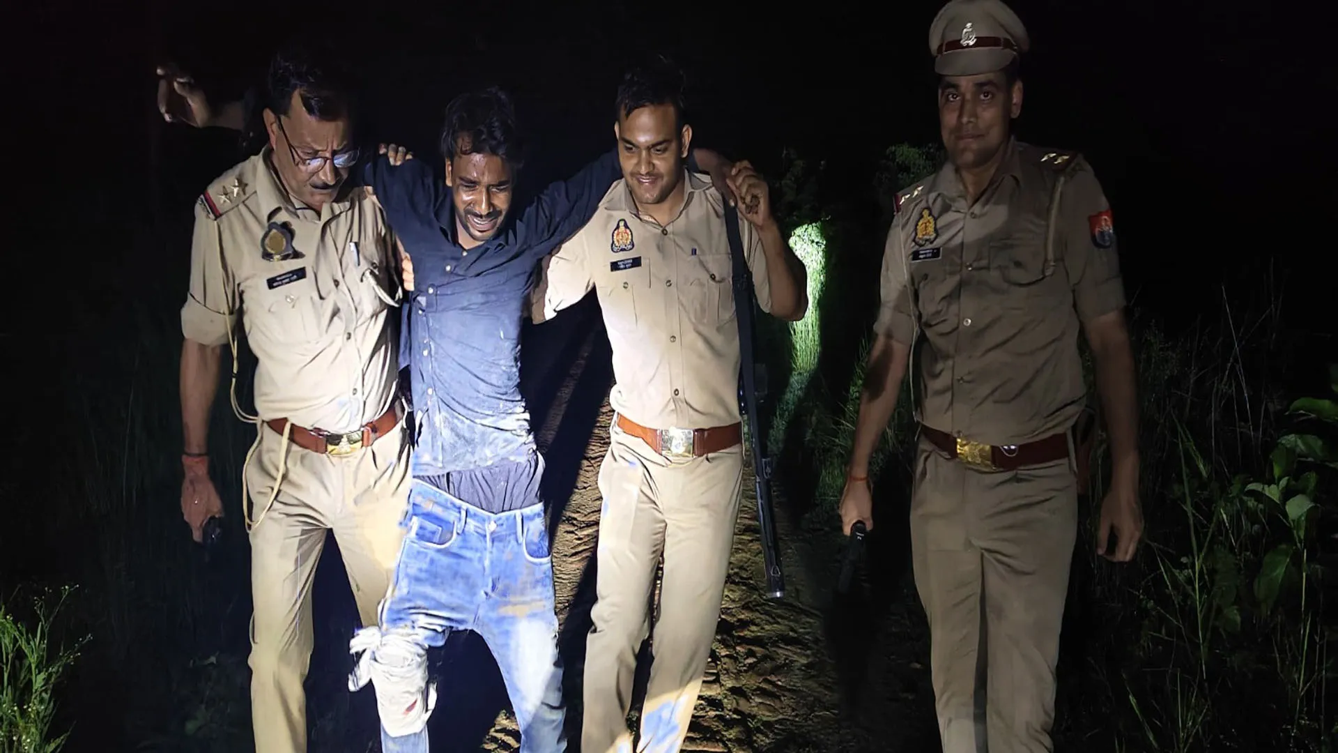 Bareilly: पुलिस मुठभेड़ में तीन चोर गिरफ्तार...एक के पैर में लगी गोली