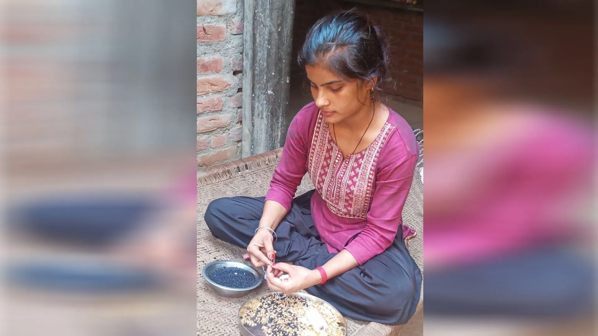 बदायूं: माला बनाकर पिरोई परिवार की डोर...दूसरों का बनी सहारा