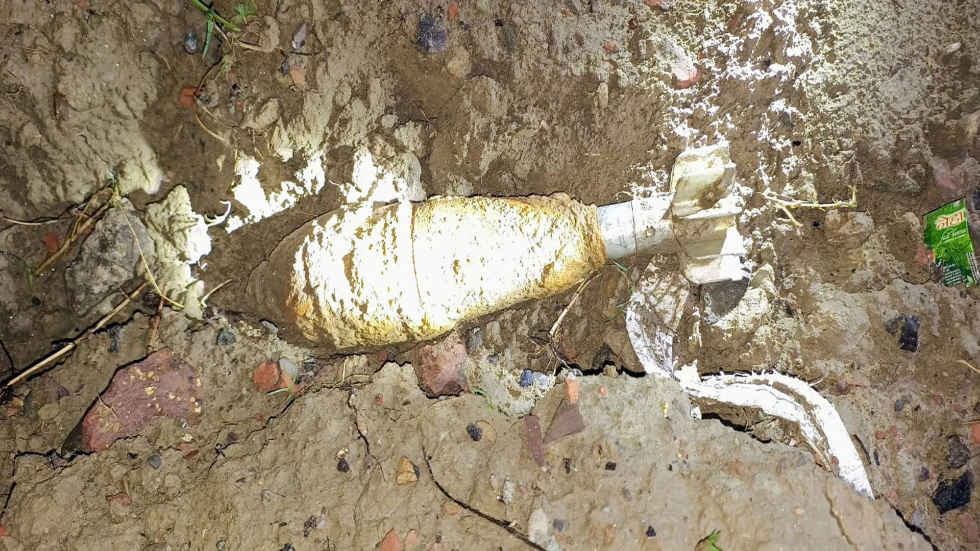 Bareilly: रेलवे ट्रैक किनारे दबा मिला मोर्टार शैल...सेना करती है इस बम का इस्तेमाल