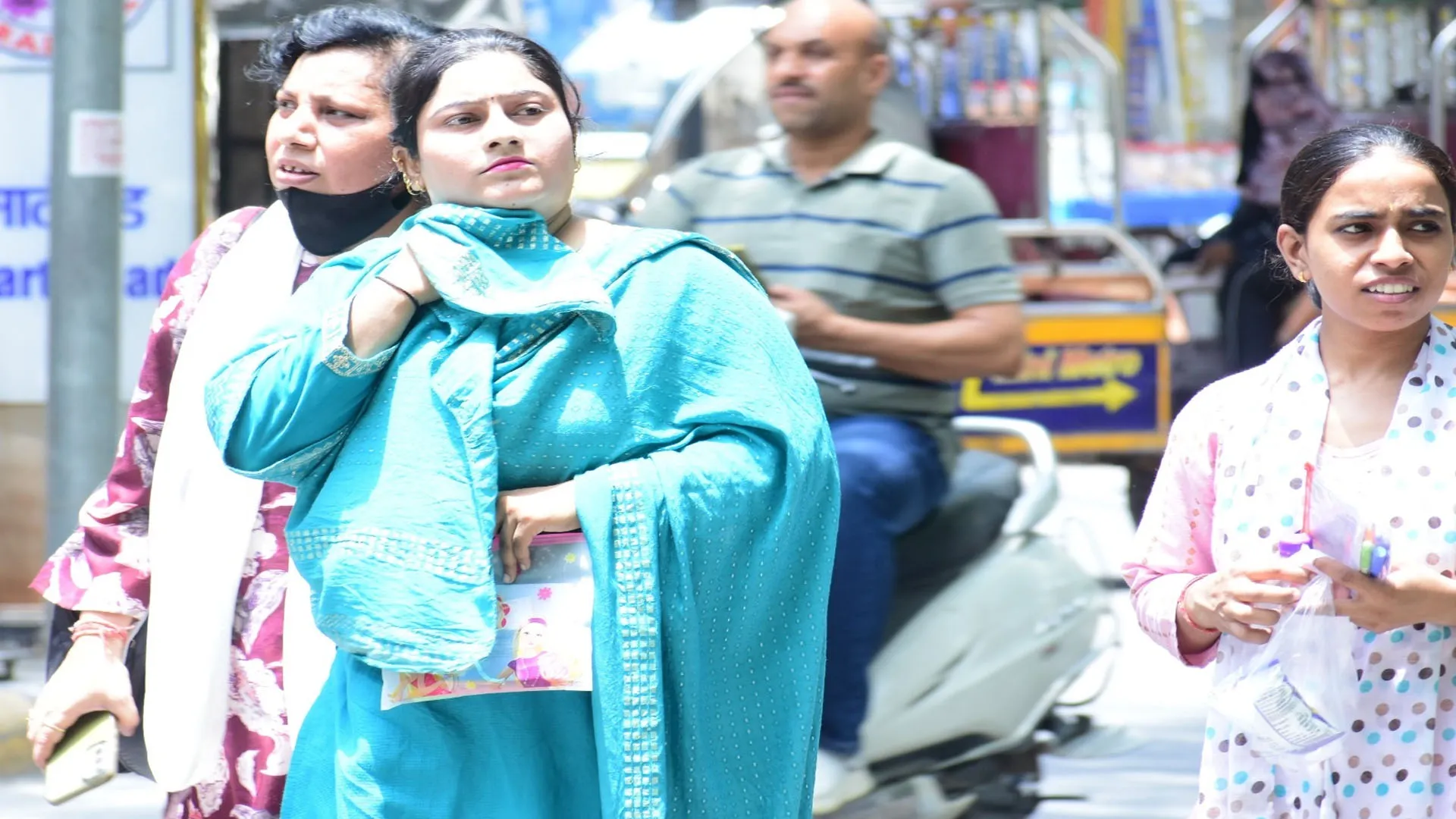 मुरादाबाद: बारिश के लिए लगी टकटकी...उमस से बढ़ी बेचैनी