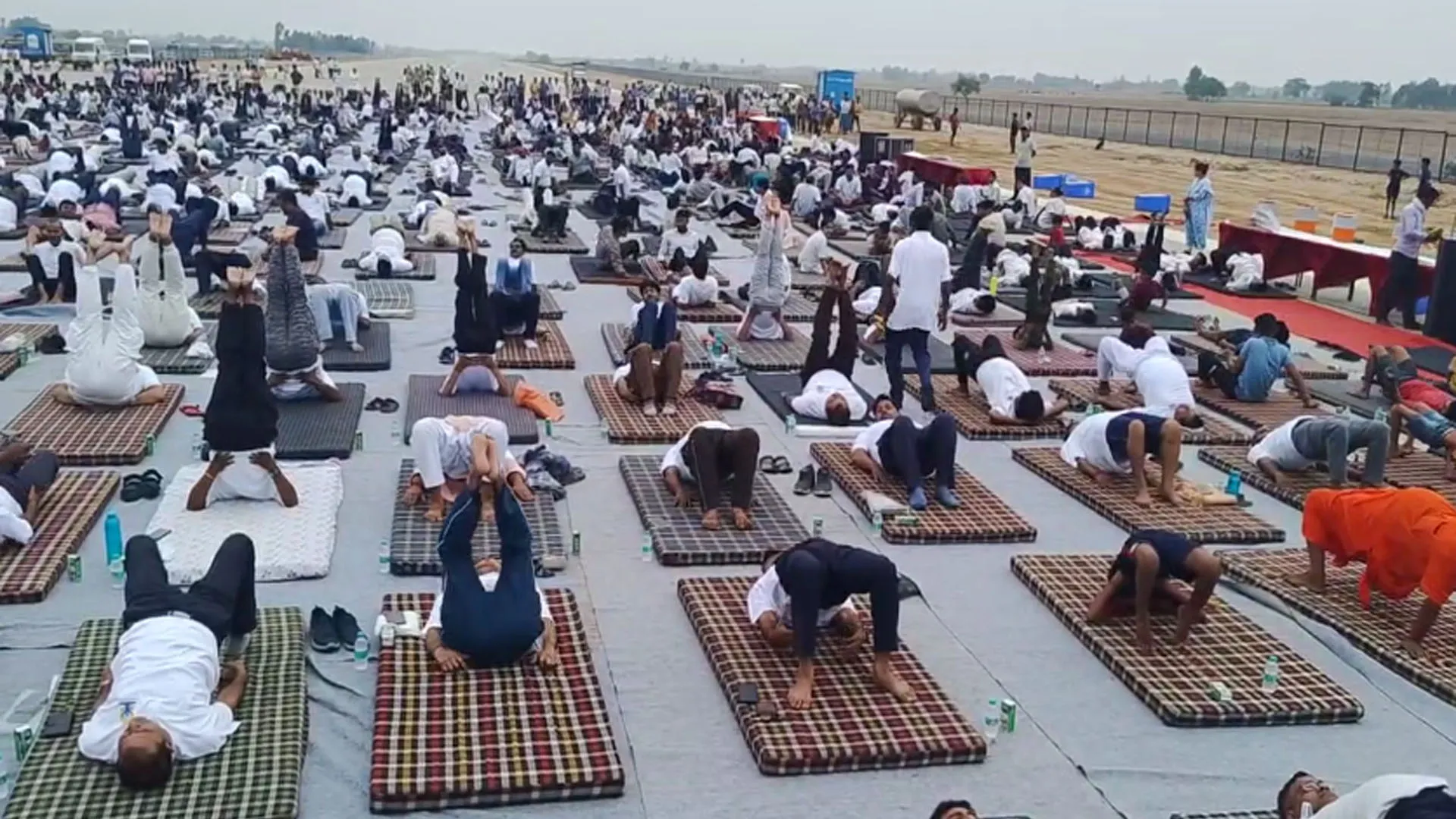 शाहजहांपुर: योग सप्ताह का हुआ आगाज...हवाई पट्टी पर योगाभ्यास कर दिया स्वस्थ रहने का संदेश