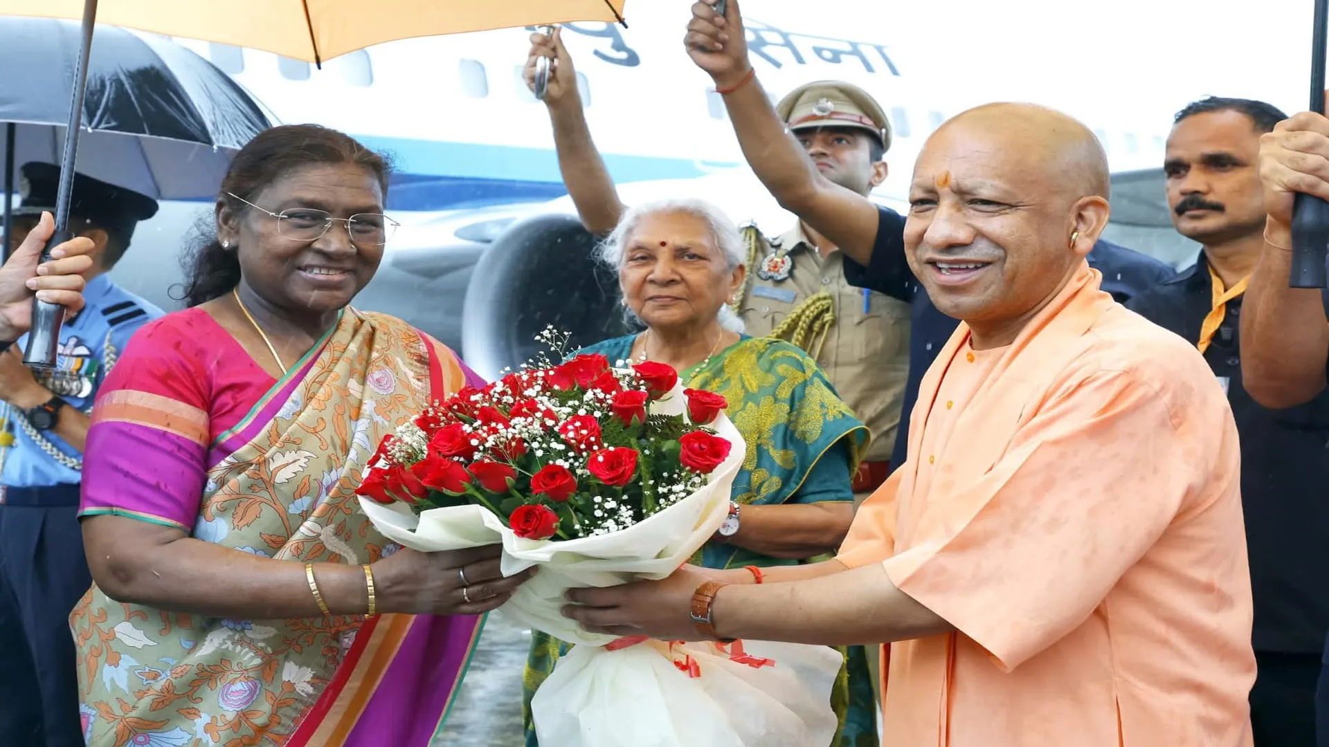 बरेली पहली बार आईं राष्ट्रपति द्रौपदी मुर्मू का सीएम ने किया स्वागत...IVRI के दीक्षांत समारोह में पहुंचीं