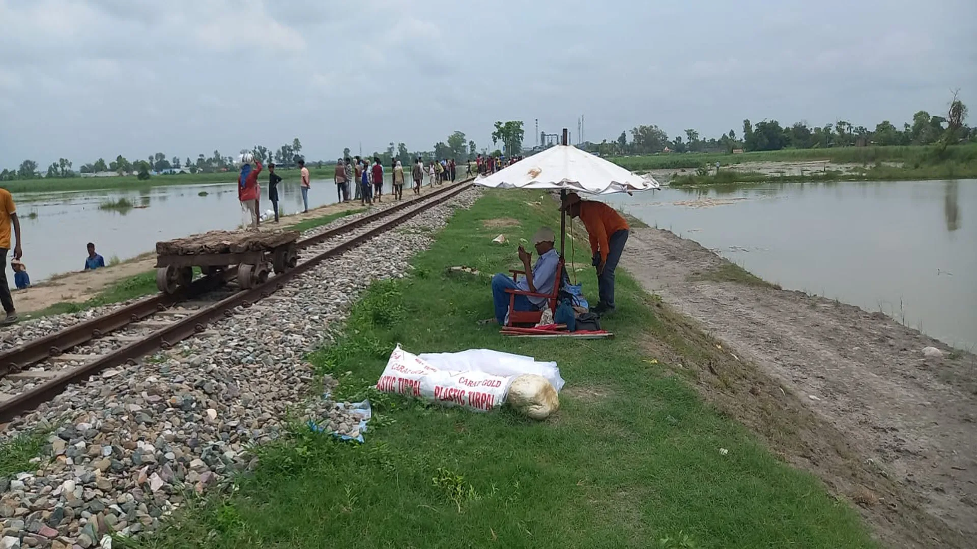 लखीमपुर खीरी: मैलानी-नानपारा रेलवे ट्रैक पर शारदा के पानी का रिसाव शुरू...मंडराया खतरा