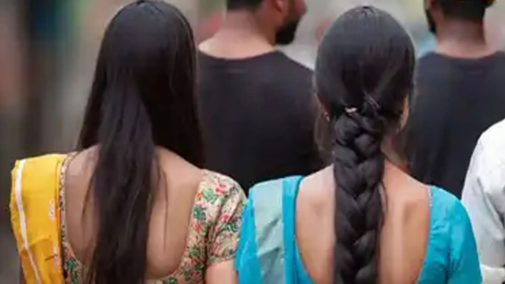 मुरादाबाद: पांच लाख की नकदी और जेवर लेकर सगी बहने फरार...पड़ोसी युवक पर FIR