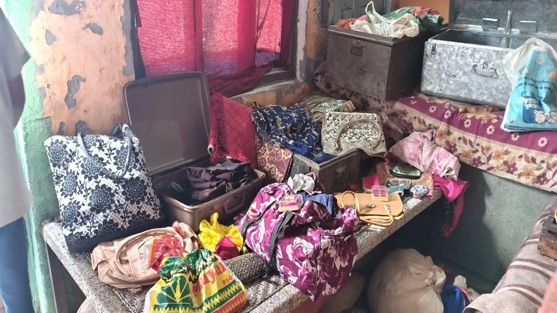 पीलीभीत: घर में घुसे बदमाशों ने की लूटपाट...युवती को मुंह में कपड़ा ठूंसकर बनाया बंधक