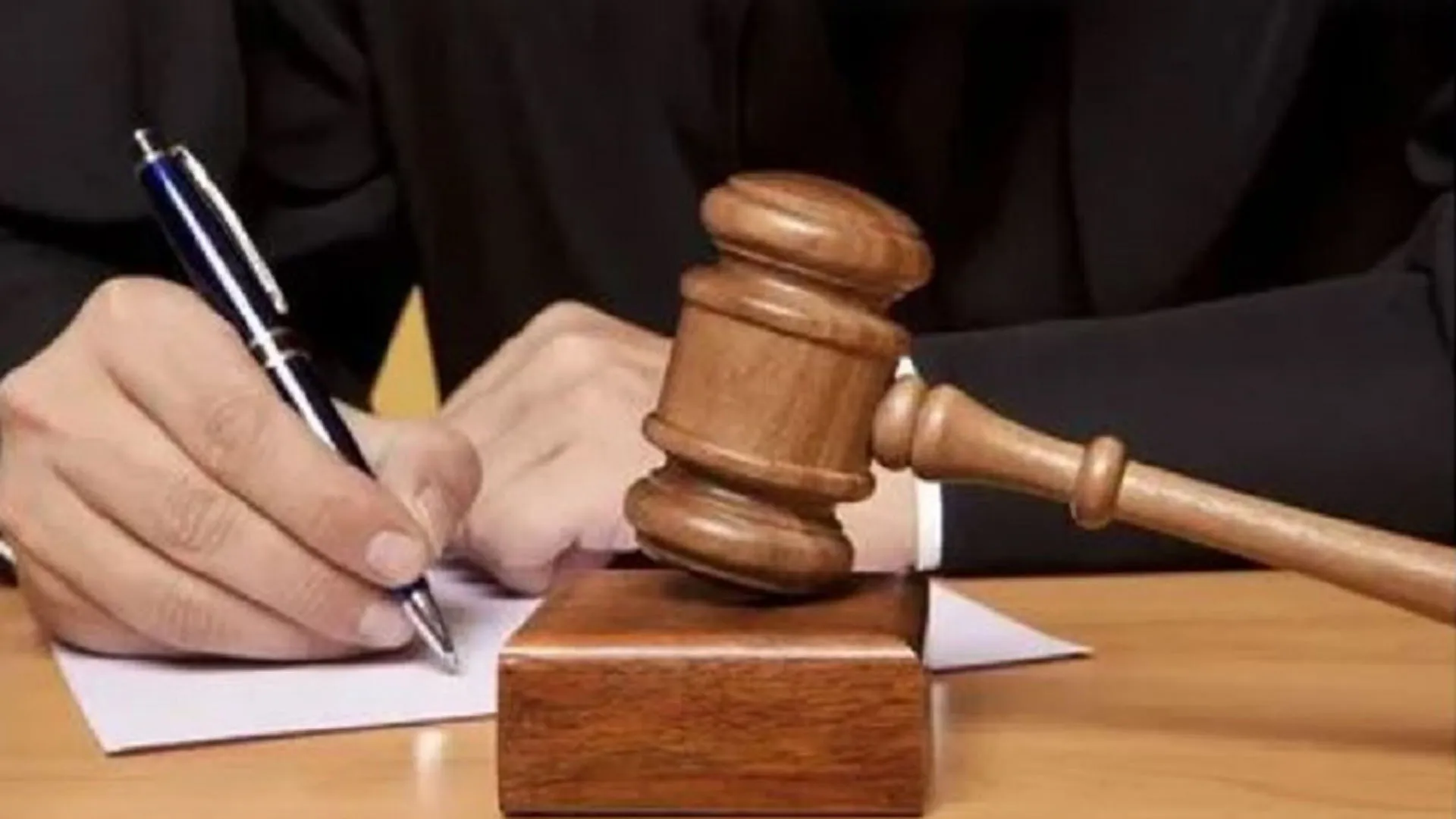 Bareilly: एसडीएम हापुड़ और सीओ नवाबगंज के खिलाफ गैर जमानती वारंट जारी